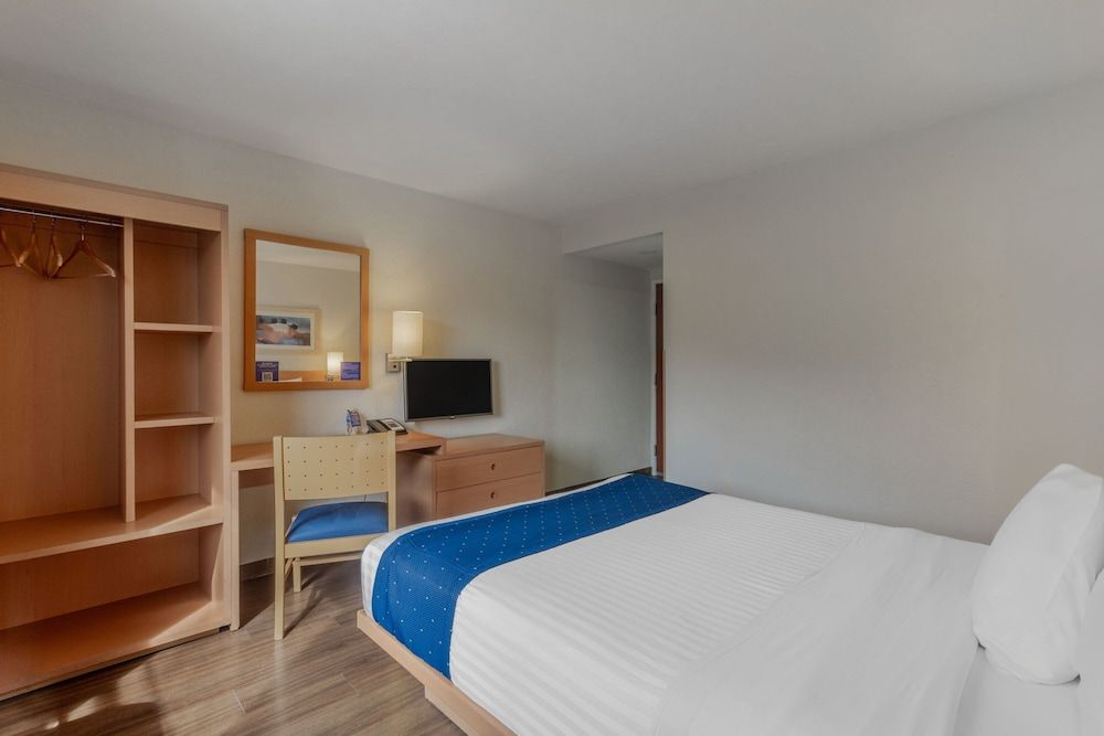 City Express by Marriott Tuxtla Gutierrez Room, 1 Queen Bed 3