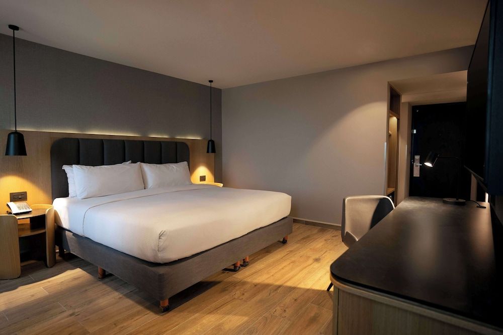 Hilton Mexico City Airport Standard Room, 1 King Bed 6