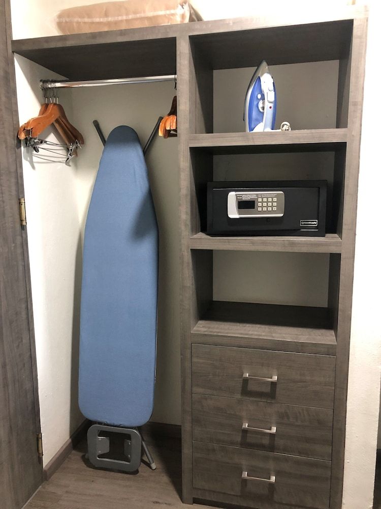 We Hotel Aeropuerto King room with Street View 8