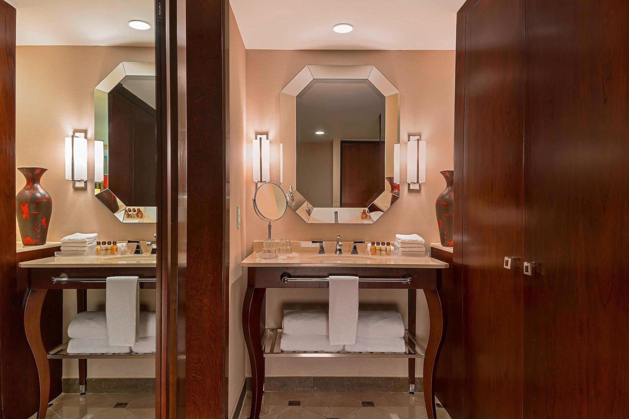 Business Deluxe Club, Club lounge access, Guest room, 1 King, Reforma Avenue view, City view