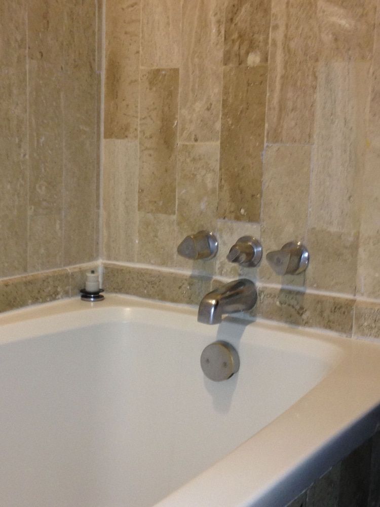 Deep soaking bathtub