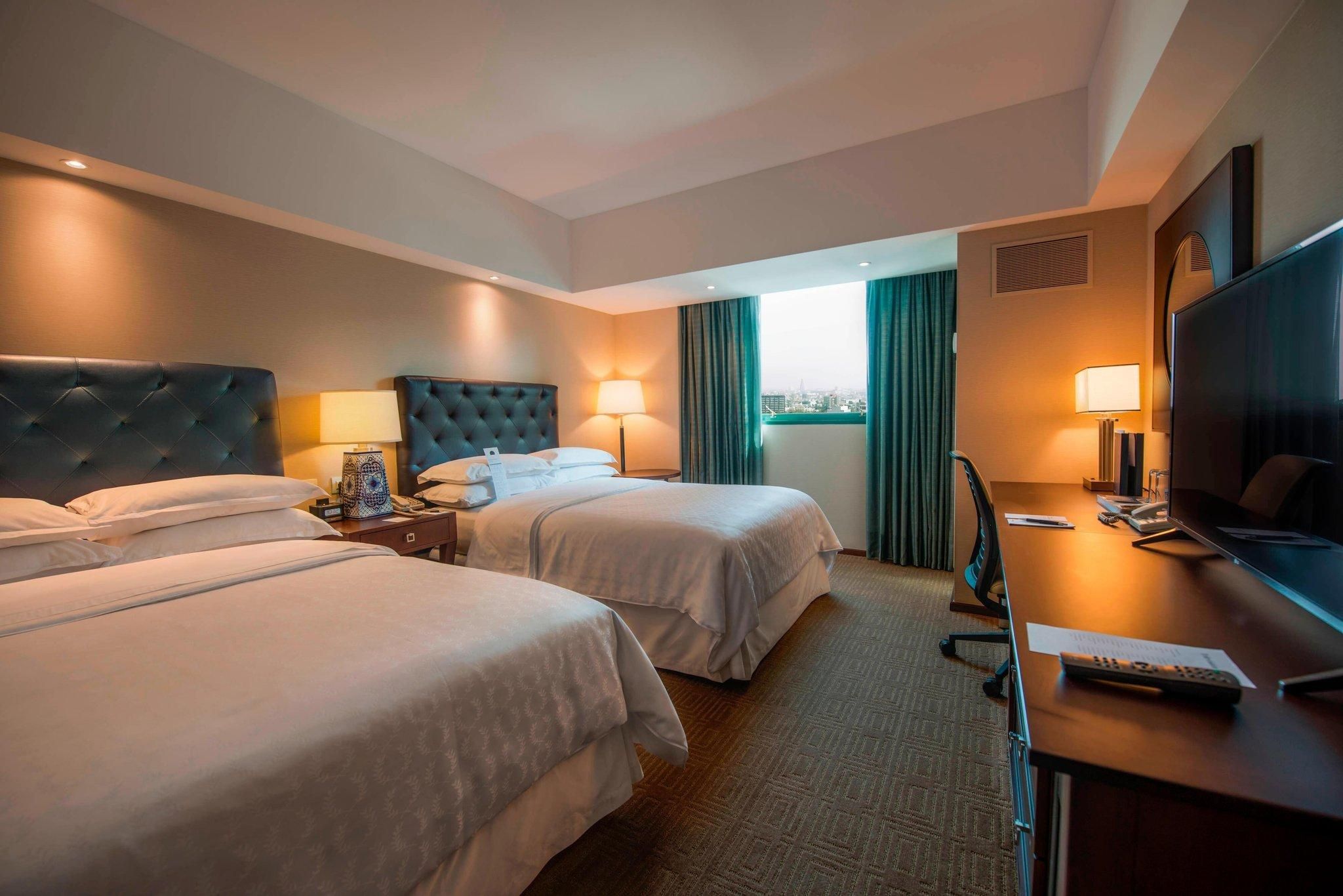 Business Deluxe Club, Club lounge access, Guest room, 1 King, Reforma Avenue view, City view
