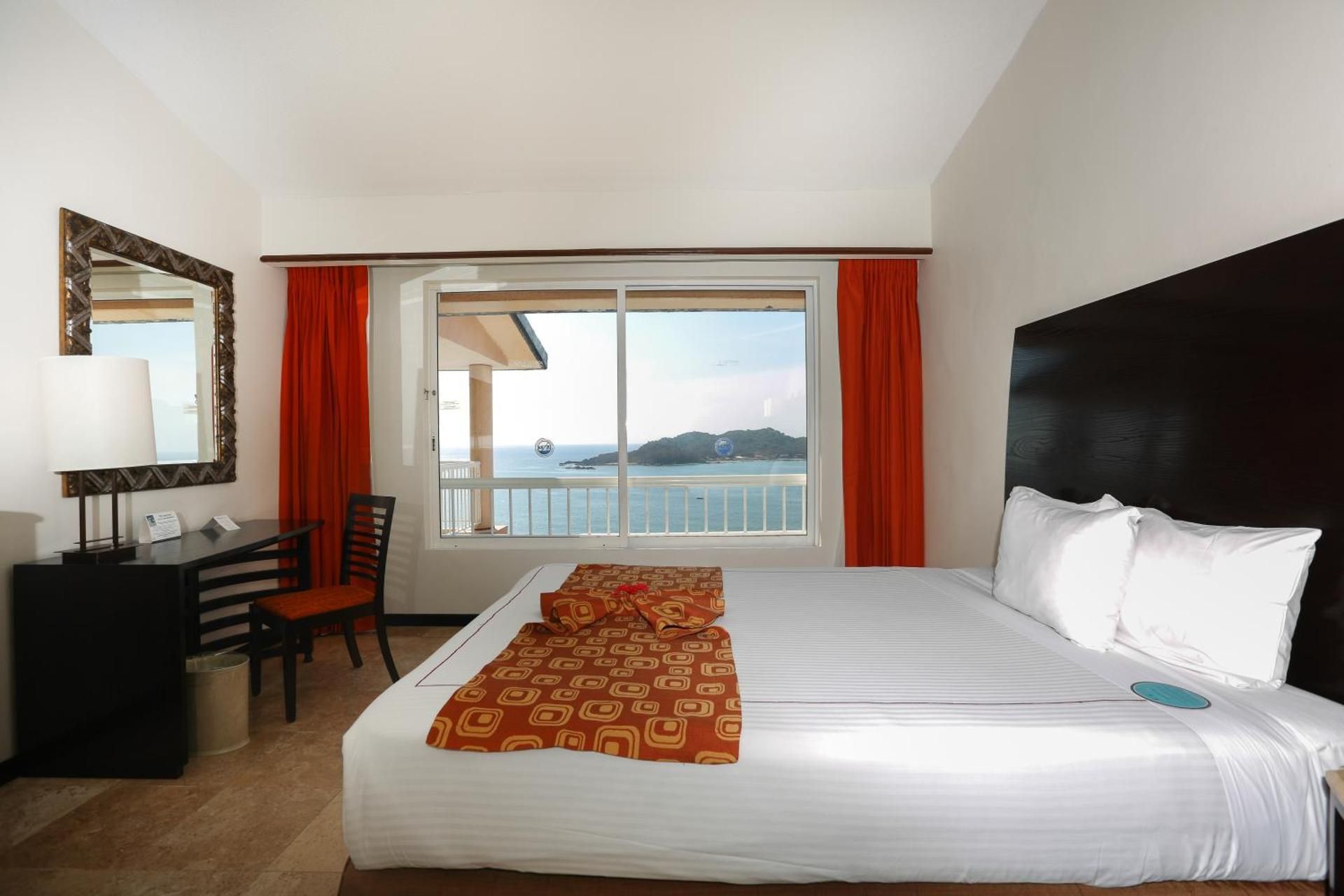 Deluxe - 1 King Bed