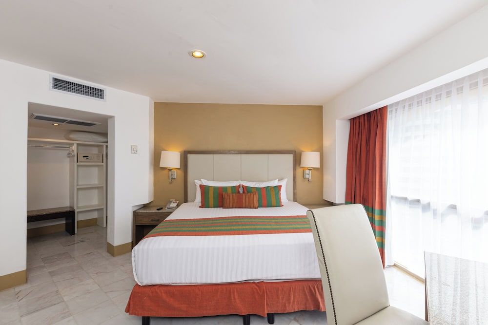 Tesoro Ixtapa Beach Resort Suite, 2 Bedrooms, 2 Bathrooms, Partial Ocean View 4