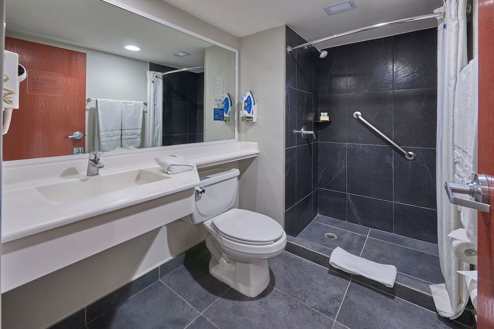 City Express by Marriott Irapuato Superior Room, 1 Queen Bed with Sofa bed, Non Smoking 4