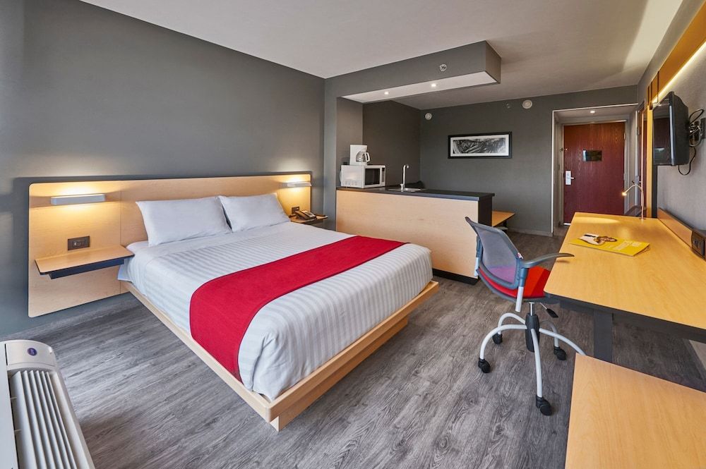 City Express by Marriott Irapuato Superior Room, 1 Queen Bed with Sofa bed, Non Smoking 3