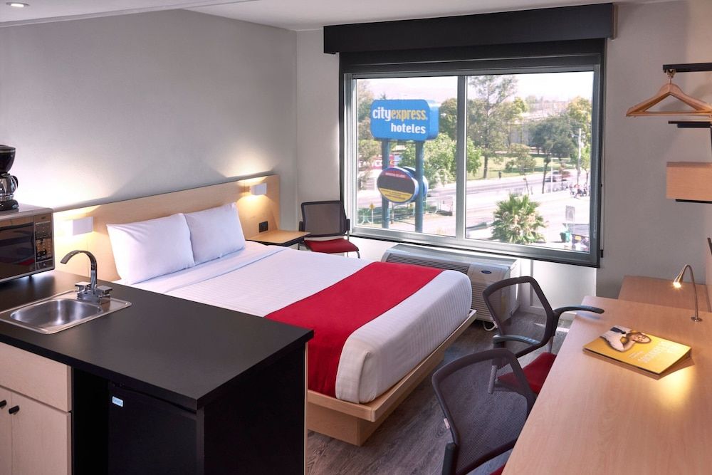 Suite, 1 Queen Bed with Sofa bed, Non Smoking