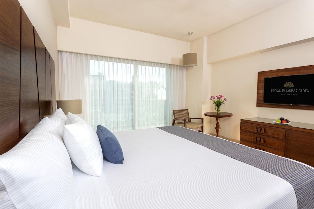 Deluxe Room, 1 King Bed, Partial Sea View