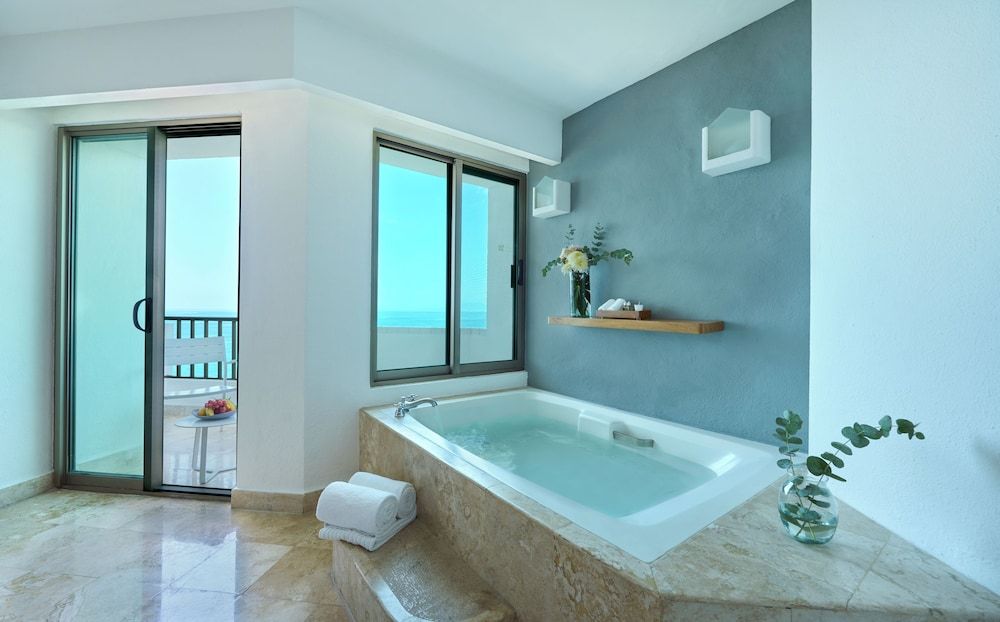 Villa Premiere Boutique Hotel & Romantic Getaway Spa Oceanfront Suite with Jacuzzi 3
