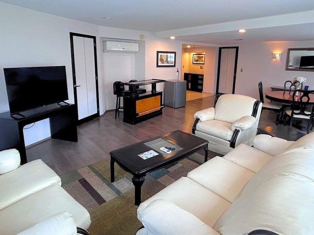 Grand Cantalagua Hotel Morelia, BW Signature Collection Presidential Suite, 1 King Bed, Non Smoking (Living Room) 8