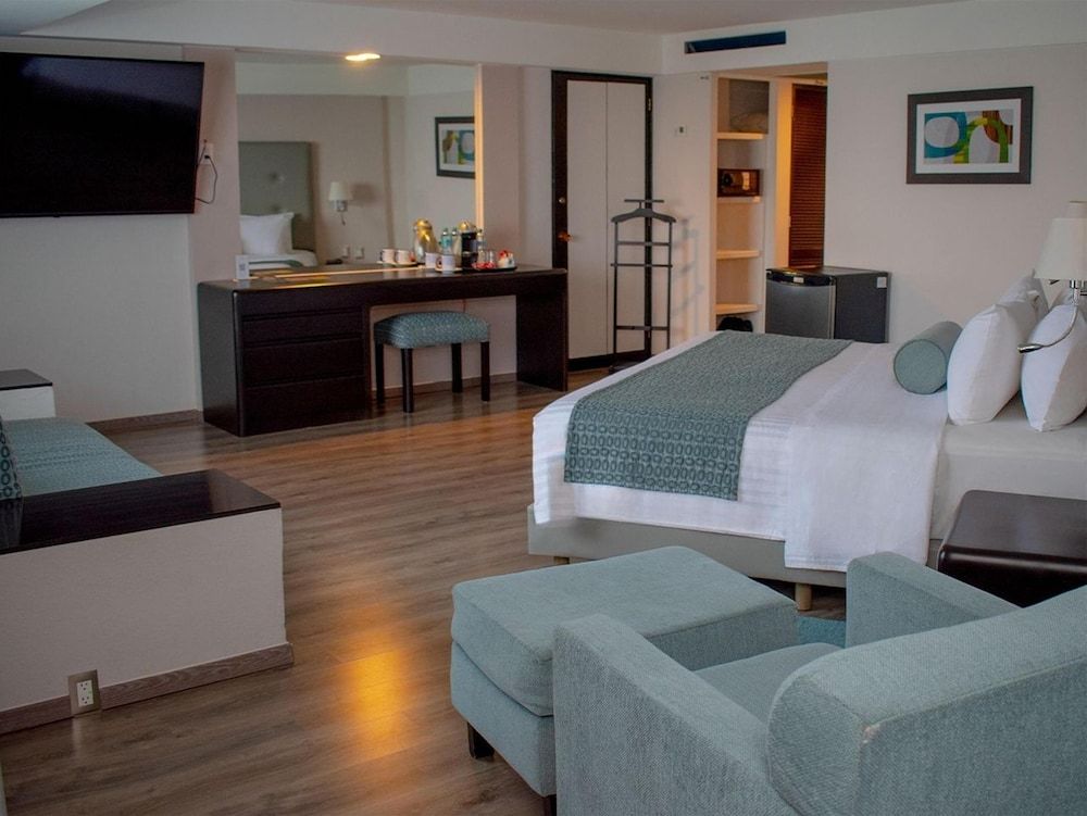 Grand Cantalagua Hotel Morelia, BW Signature Collection Suite, 1 King Bed, Non Smoking 4