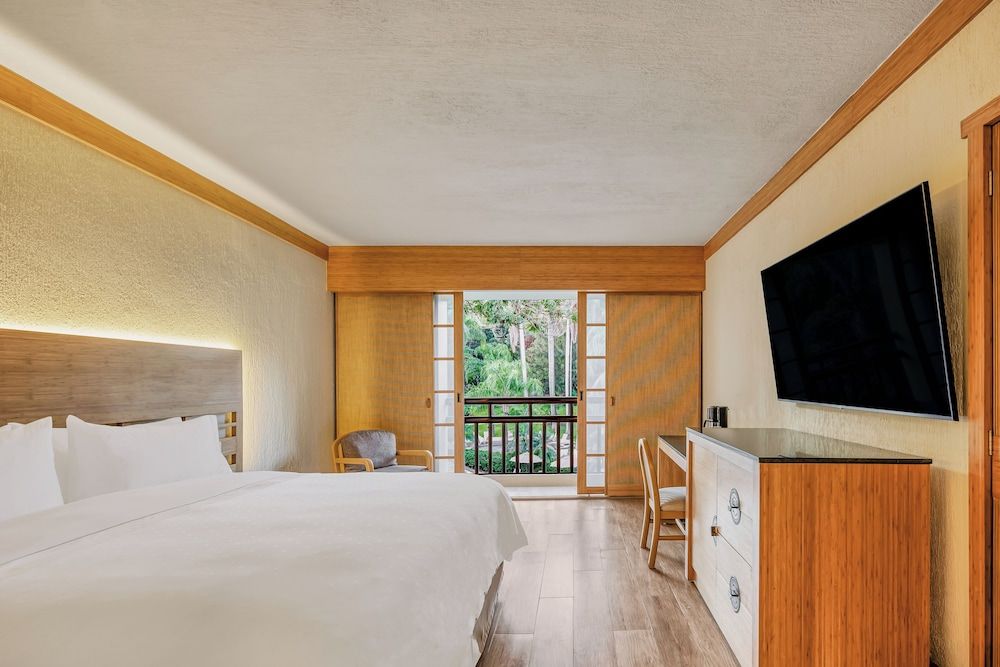 Grand Fiesta Americana Sumiya Cuernavaca Deluxe Room, 1 King Bed, Pool View 3
