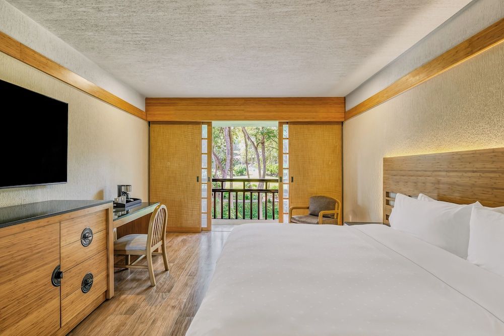 Grand Fiesta Americana Sumiya Cuernavaca Deluxe Room, 1 King Bed, Pool View 2