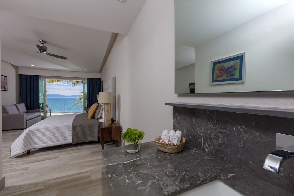 Vista Vallarta All Suites on the Beach Classic Junior Suite 8