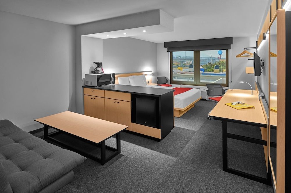 Suite, 1 Queen Bed with Sofa bed, Non Smoking
