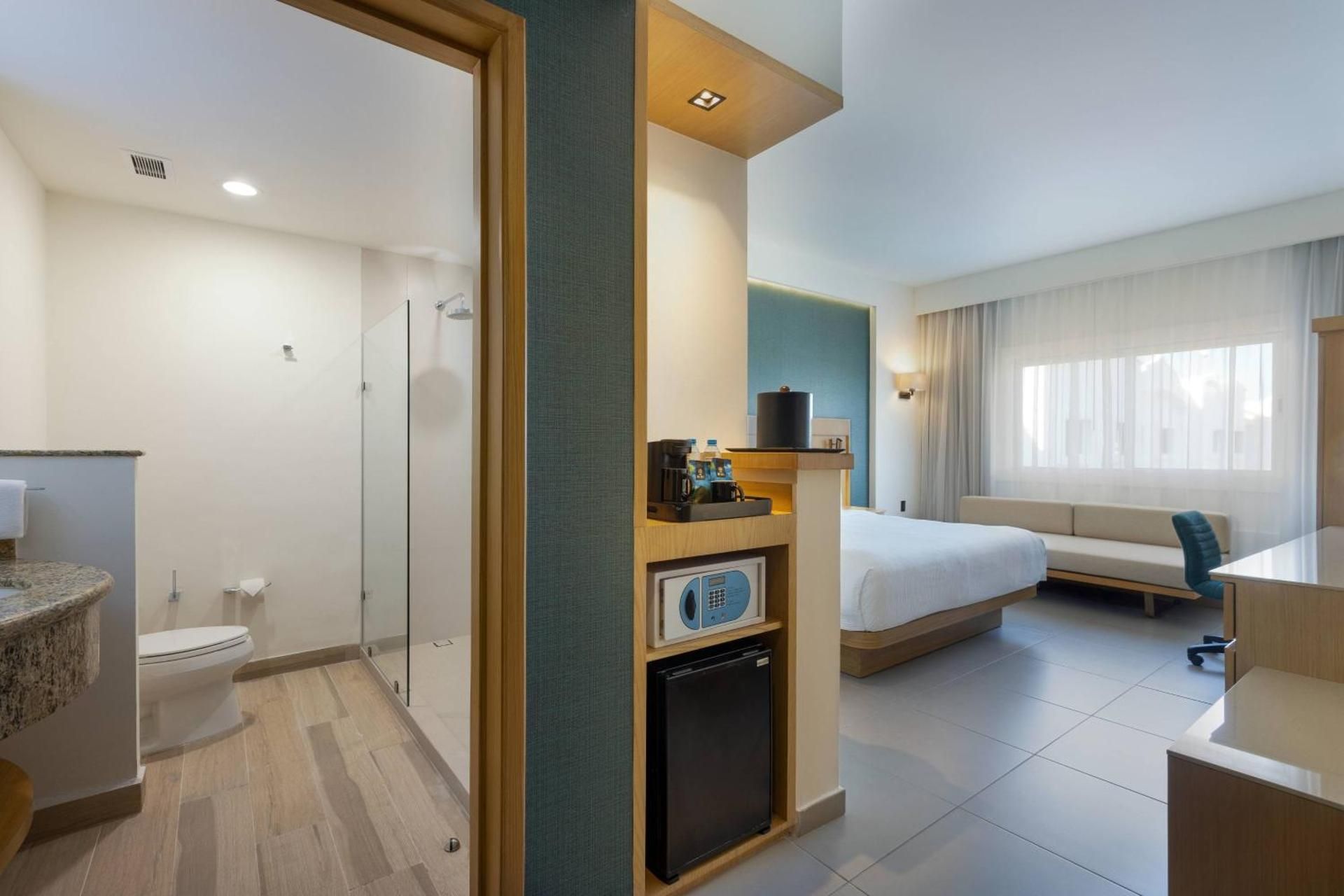 Courtyard by Marriott Cancun Airport Guest Room, 1 King 3