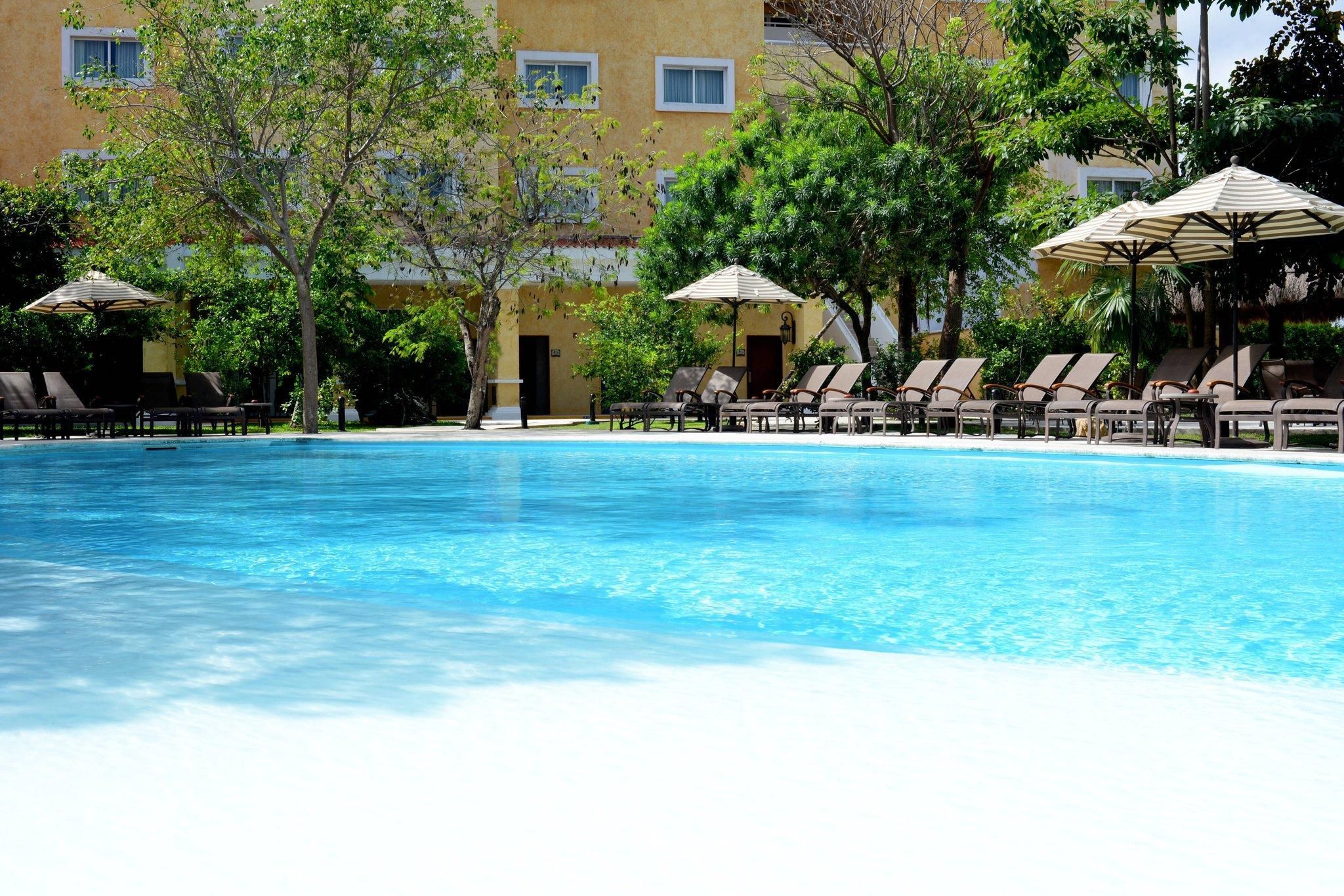 swimming pool [outdoor]