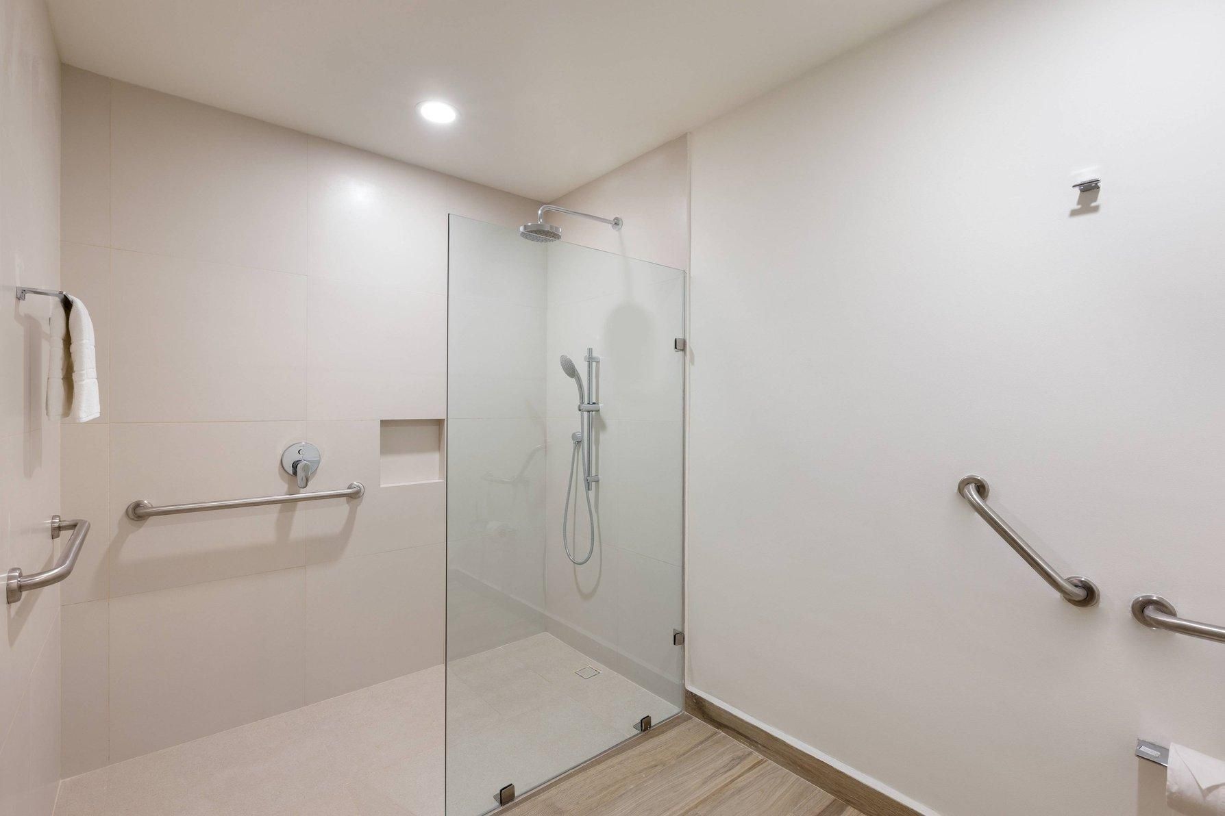 Courtyard by Marriott Cancun Airport Guest Room, 1 King 2