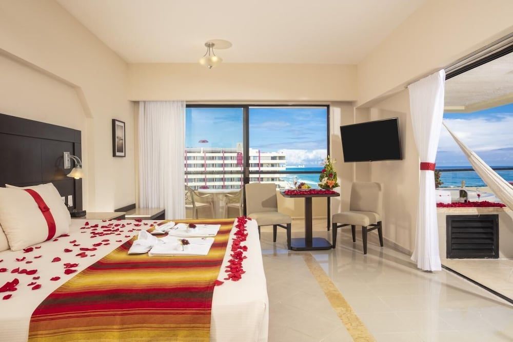 Crown Paradise Club Cancun All Inclusive Honeymoon Room 2