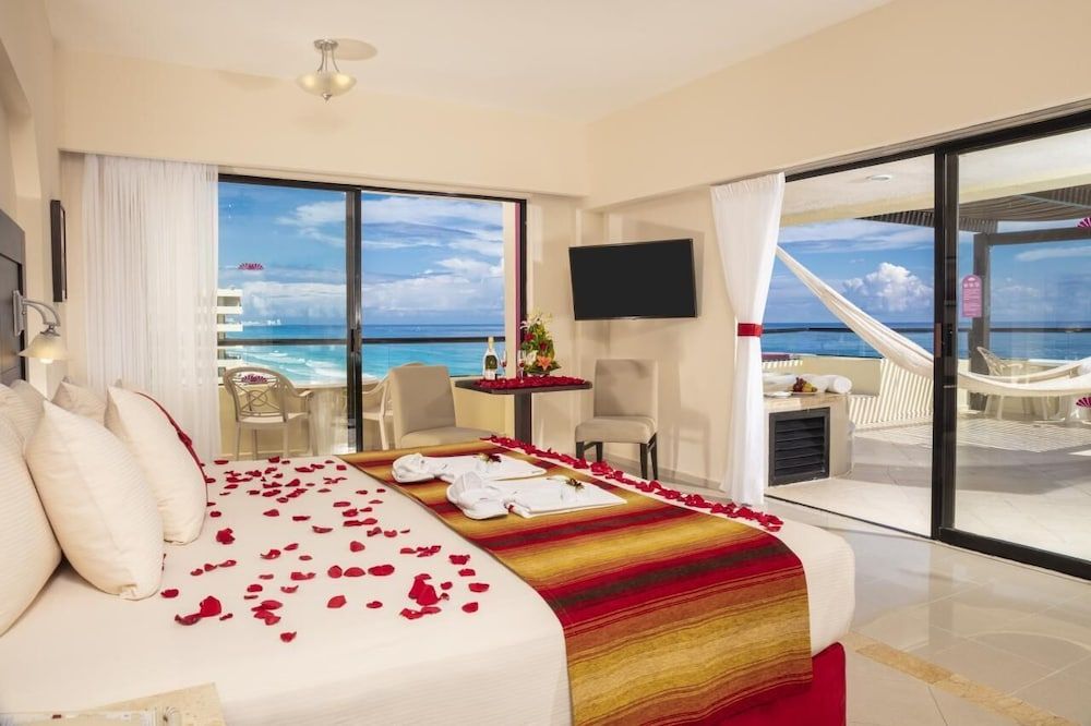 Crown Paradise Club Cancun All Inclusive Honeymoon Room