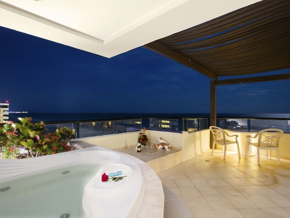 Crown Paradise Club Cancun All Inclusive Honeymoon Room 3