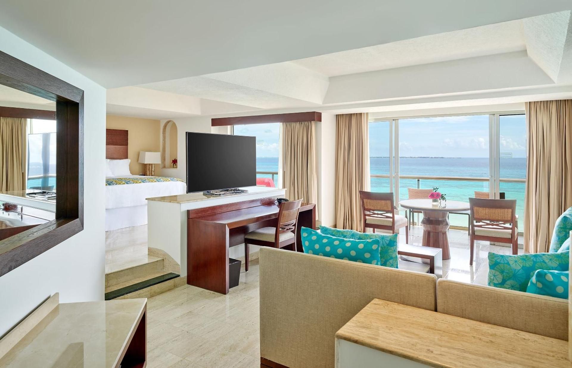 2-Bedroom Infinite Ocean Front Master Suite with King Bed and 2 Queen Beds
