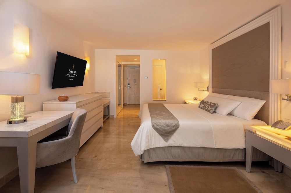 Royale Honeymoon Suite Oceanfront - Book 4 nights, Get 2 free nights at Punta Cana