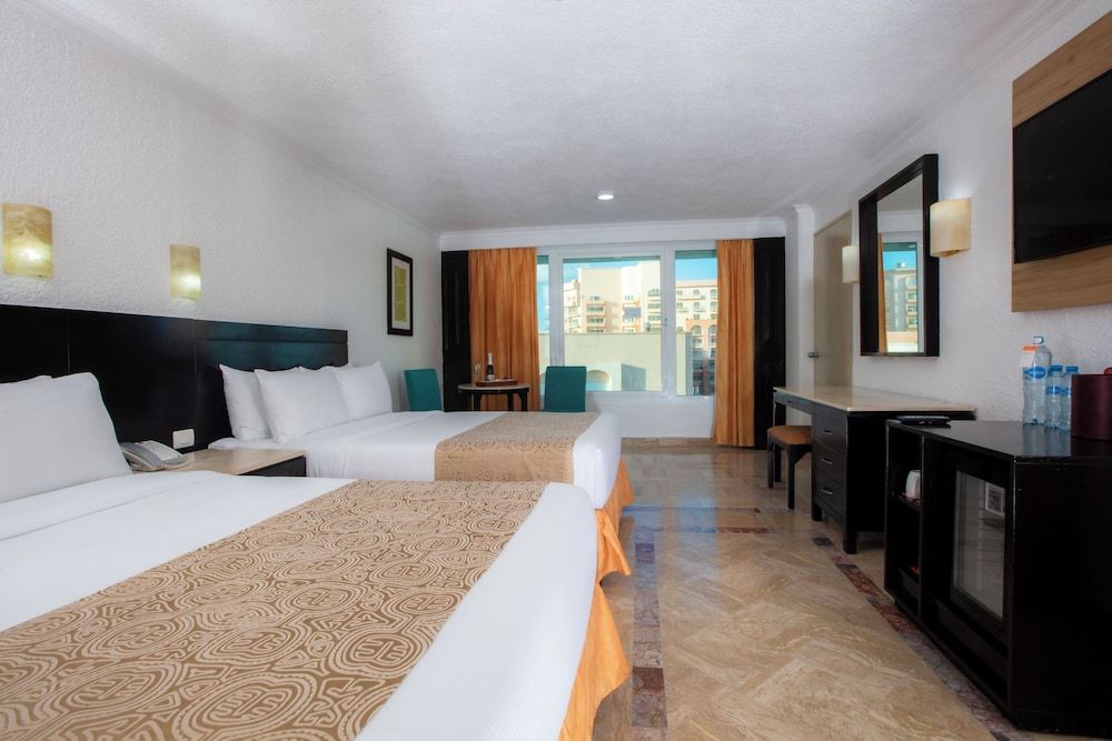 Krystal Cancun Standard Room, 2 Double Beds, City View 4