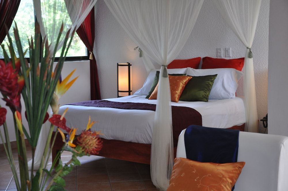 Comfort Room, 1 King Bed, Balcony