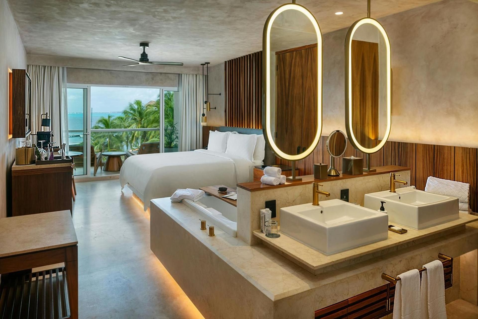 Deluxe Guest room, 1 King, Ocean view, Balcony