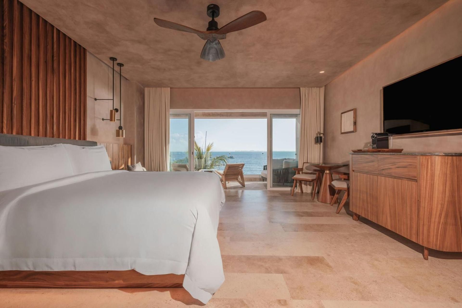 Junior Suite, 1 King, Oceanfront, Balcony