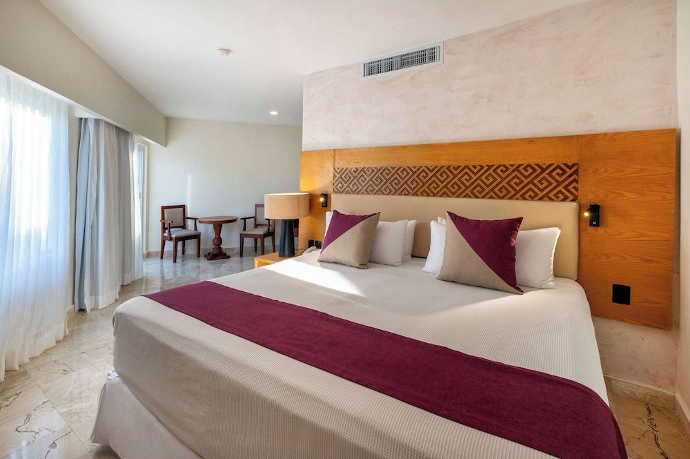 Superior Pool, 1 King Bed, Non-Smoking