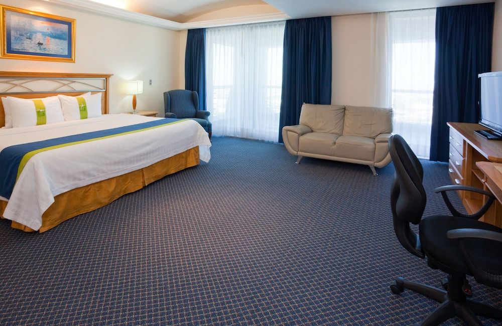 Suite, 1 King Bed (Bath Shower Combination)