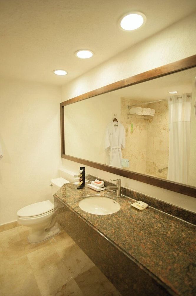 Fiesta Americana Hermosillo Deluxe Room 4