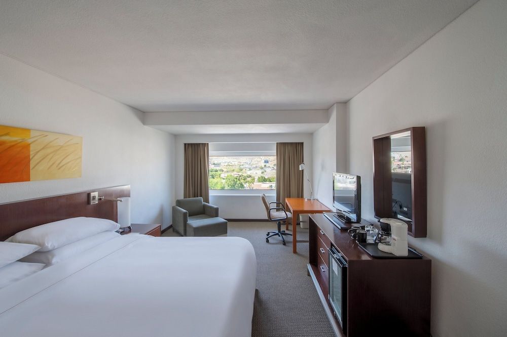 Fiesta Americana Hermosillo Deluxe Room 2