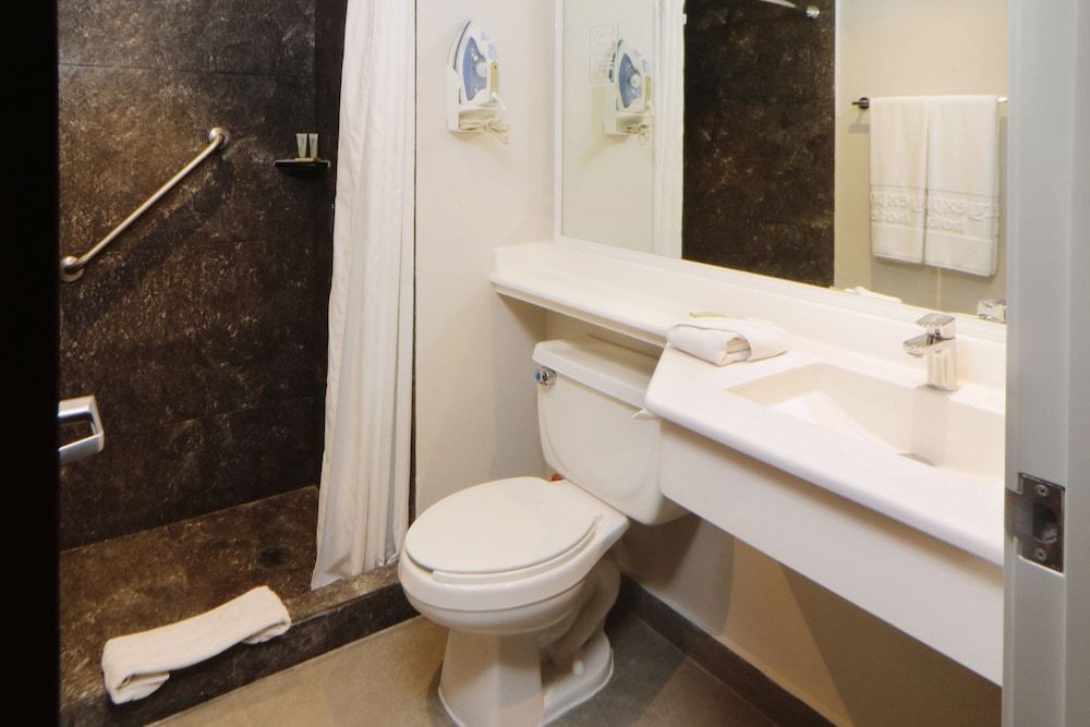 City Express by Marriott Nuevo Laredo Superior Room, 1 Queen Bed with Sofa bed 9