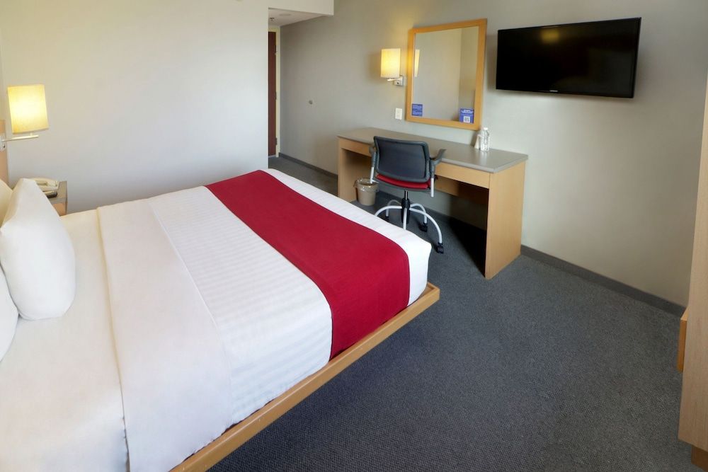 City Express by Marriott Nuevo Laredo Room, 1 Queen Bed 3