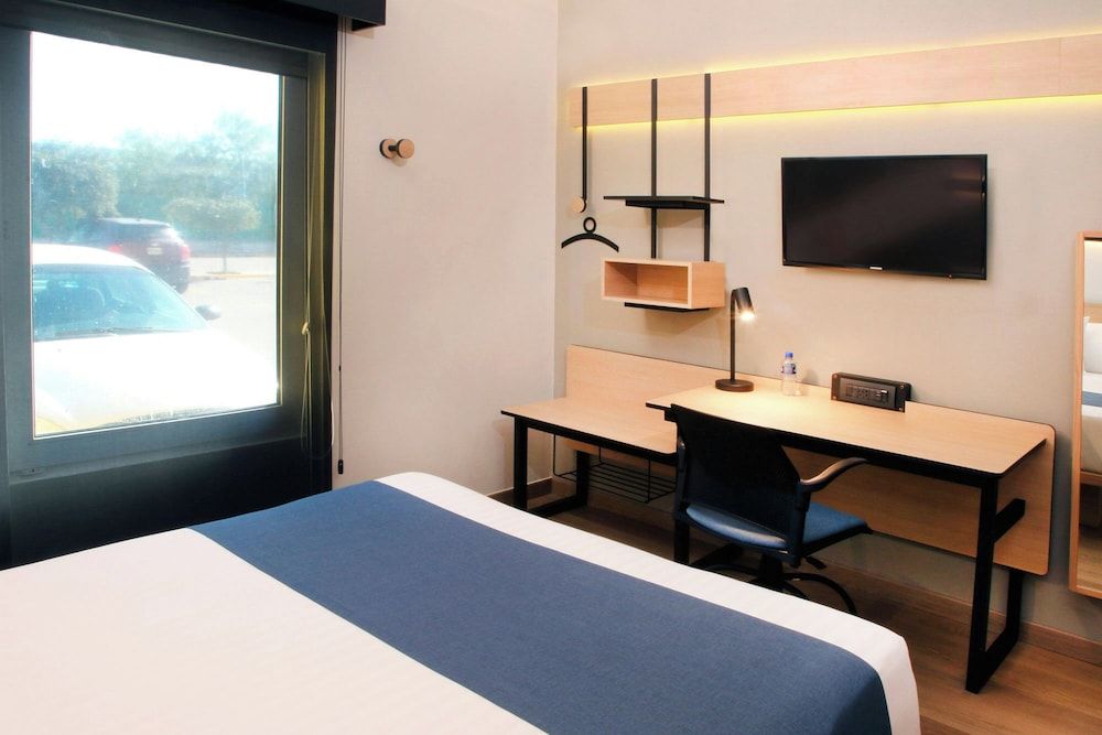 City Express by Marriott Reynosa Room, 1 Queen Bed 8