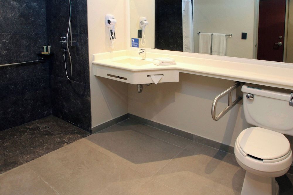 City Express by Marriott Reynosa Room, 1 Queen Bed 4