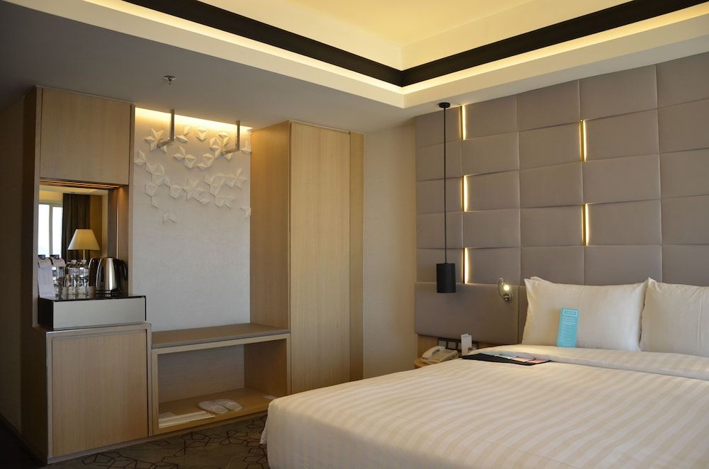 Club Room, 1 King Bed, Non Smoking, City View