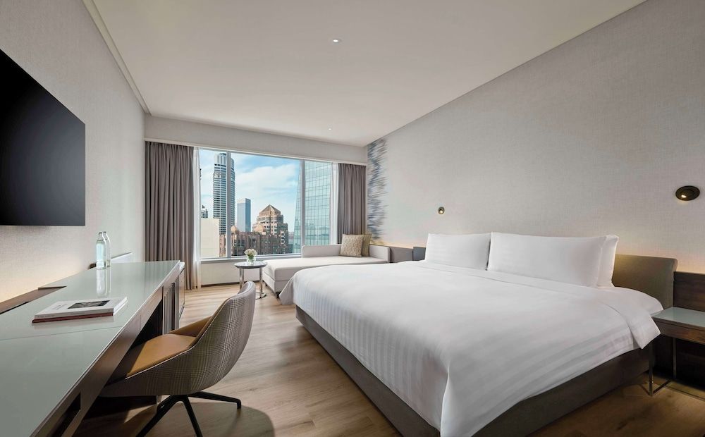 Traders Hotel Kuala Lumpur Deluxe Room, 1 King Bed