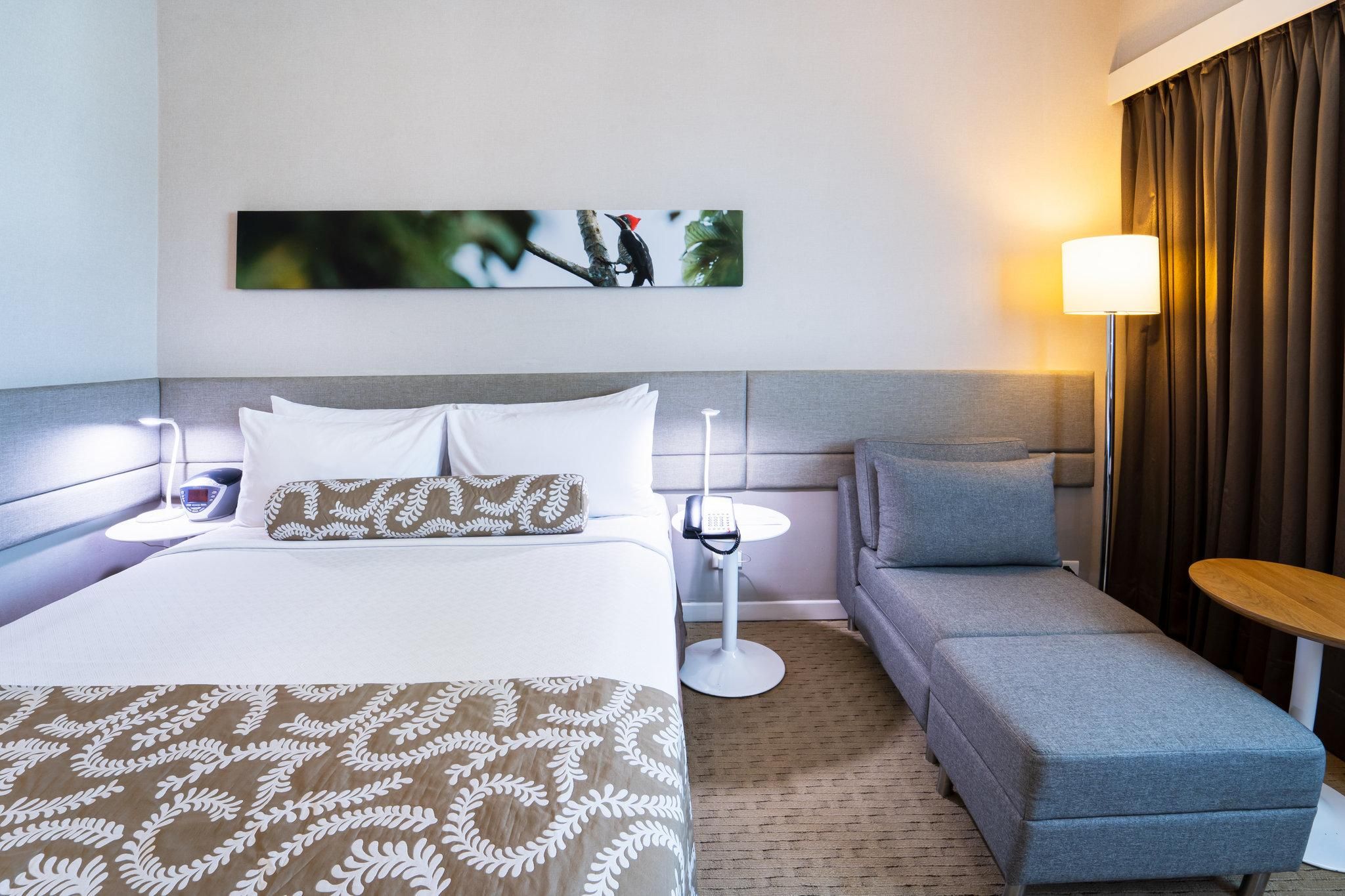 1 Queen Bed Lake View Non-Smoking