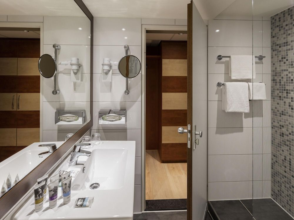 Mercure Hotel Amsterdam West Standard Room, 1 King Bed, Non Smoking 5