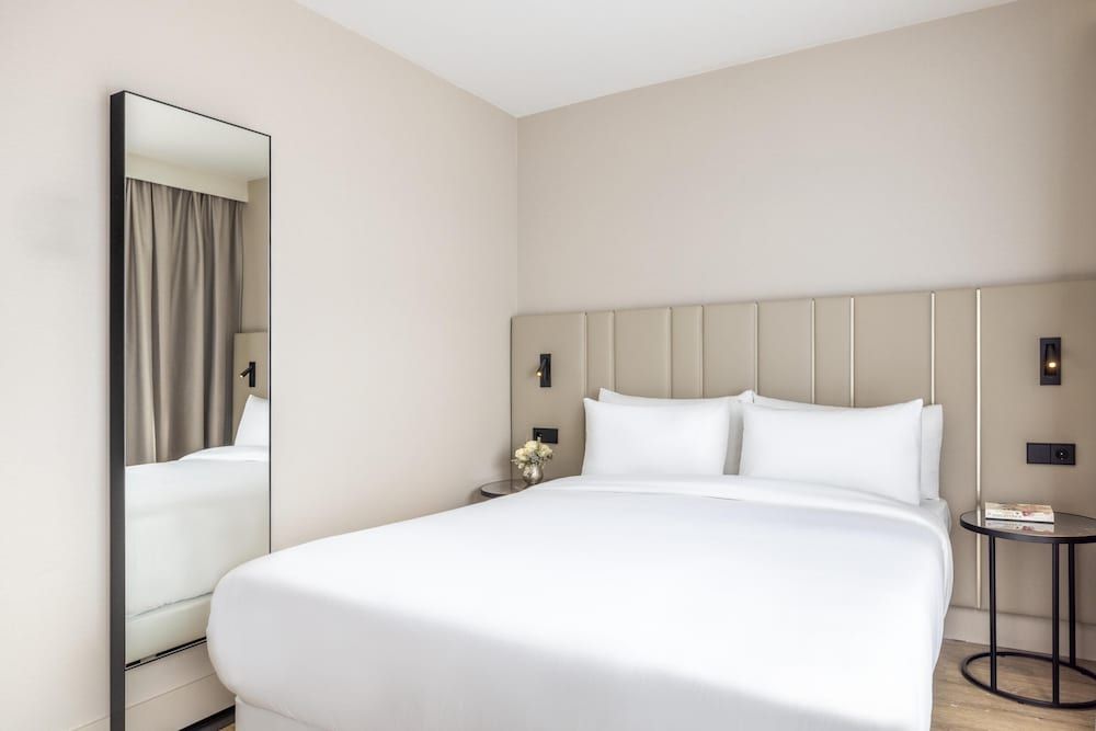 NH Amsterdam Leidseplein Standard Room 2