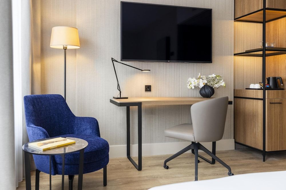 NH Amsterdam Leidseplein Standard Room 9