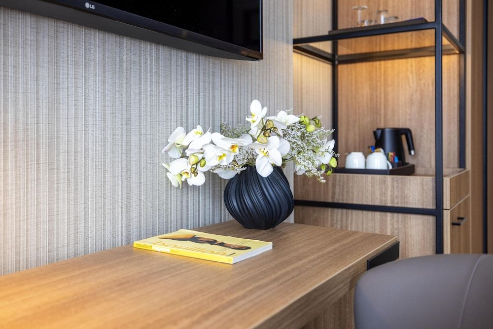 NH Amsterdam Leidseplein Standard Room 8