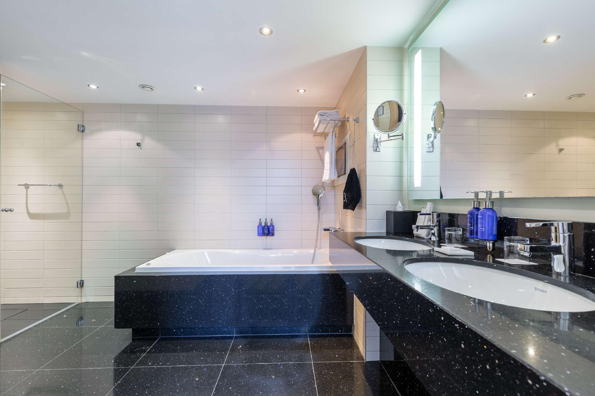 New Amsterdam Suite - Canal View