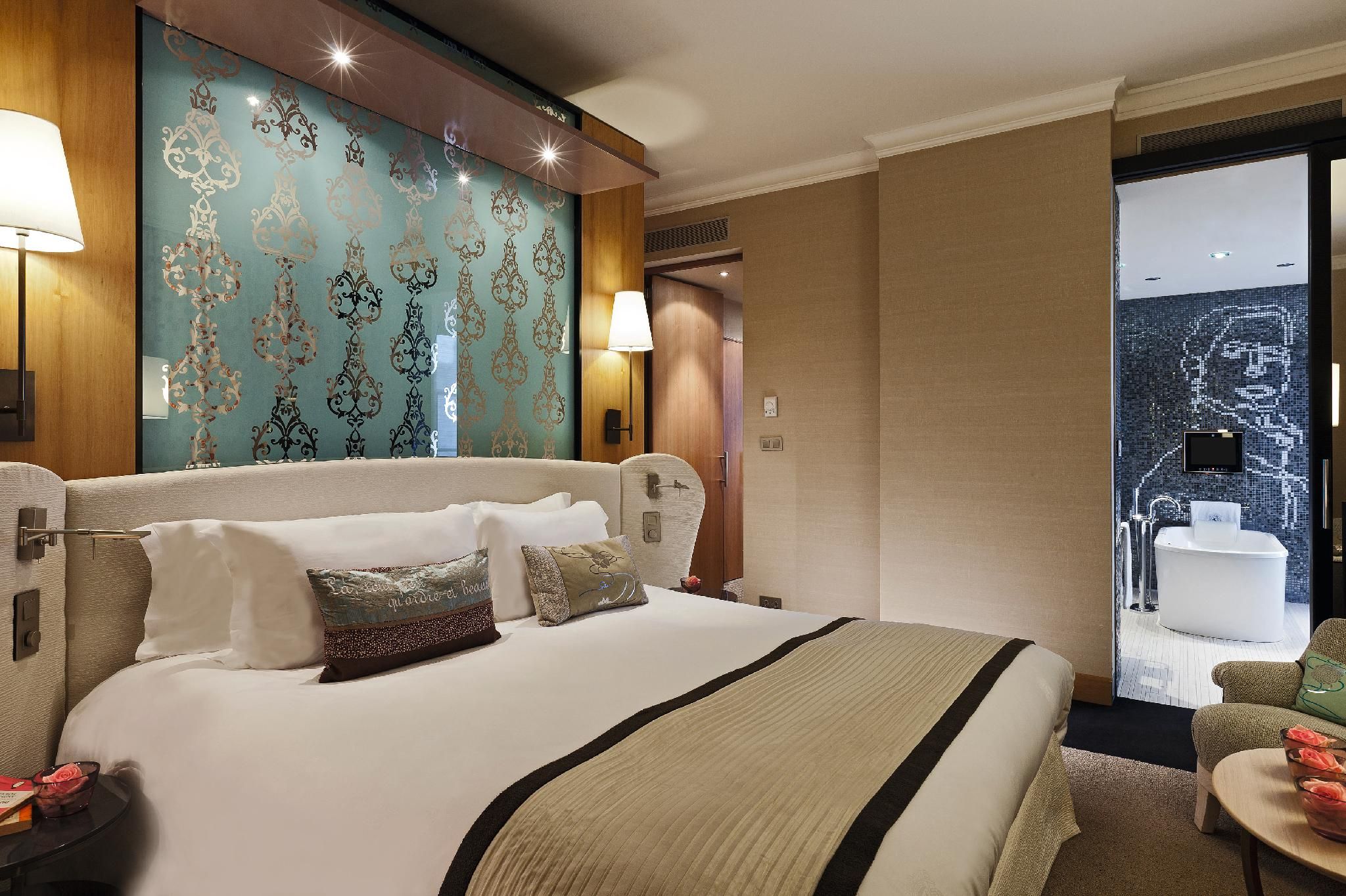 Imperial Suite - 2 Bedroom Suite - Butler Service - Canal View - Separate Living Room