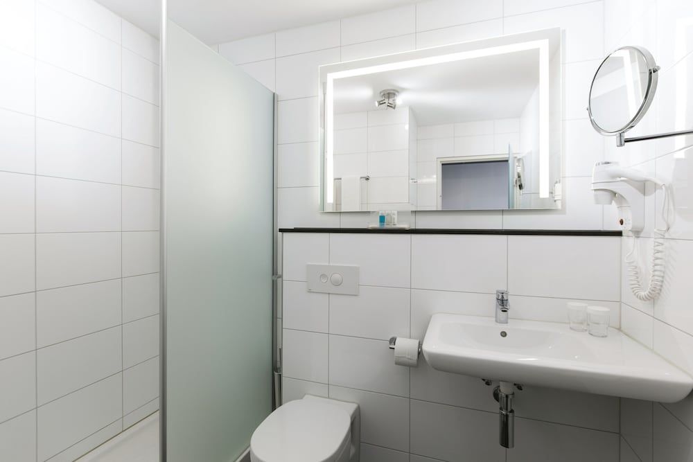 Holiday Inn Eindhoven Centre by IHG Standard Room, 2 Twin Beds 5