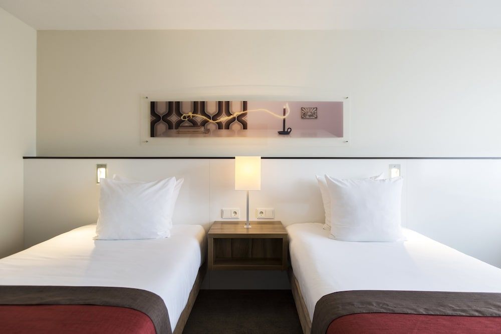 Holiday Inn Eindhoven Centre by IHG Standard Room, 2 Twin Beds 3